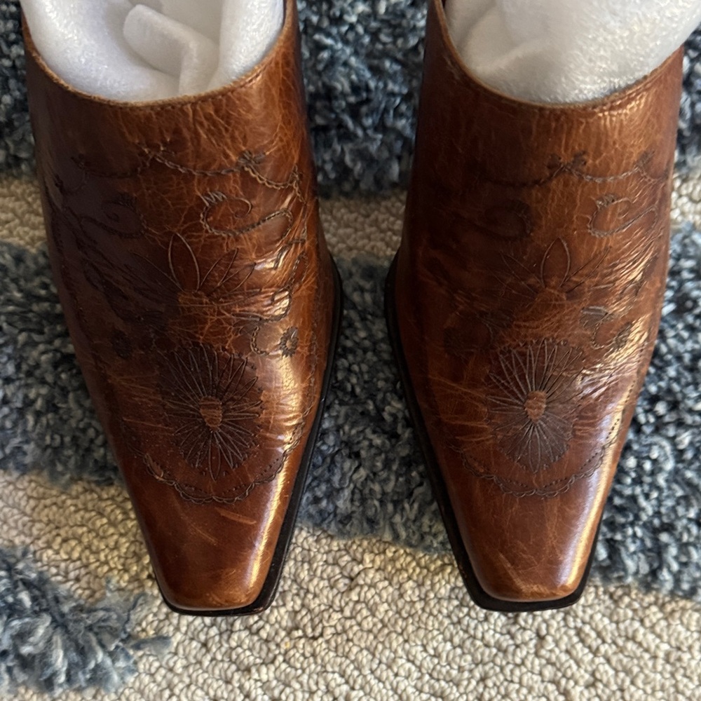 Antonio Melani Embossed Brown Leather Mules - Picture 3 of 8